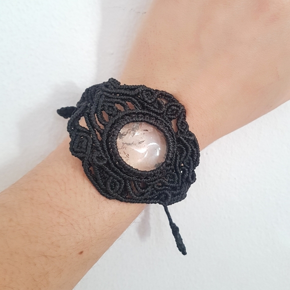 Handmade macrame bracelet - Picture 1 of 5